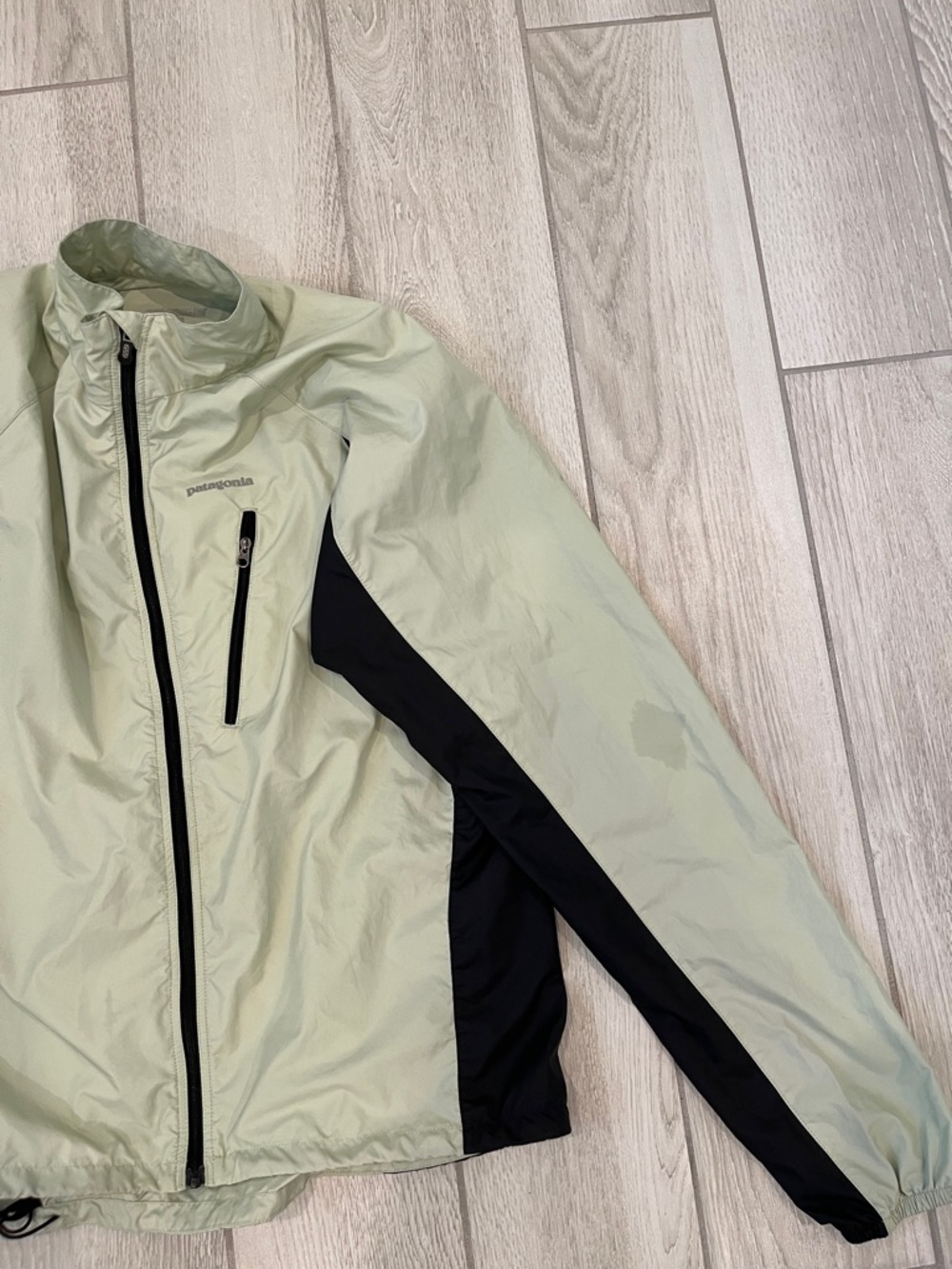 Patagonia Light Green and Black Men's Windbreaker Jacket - Picture 8 of 9
